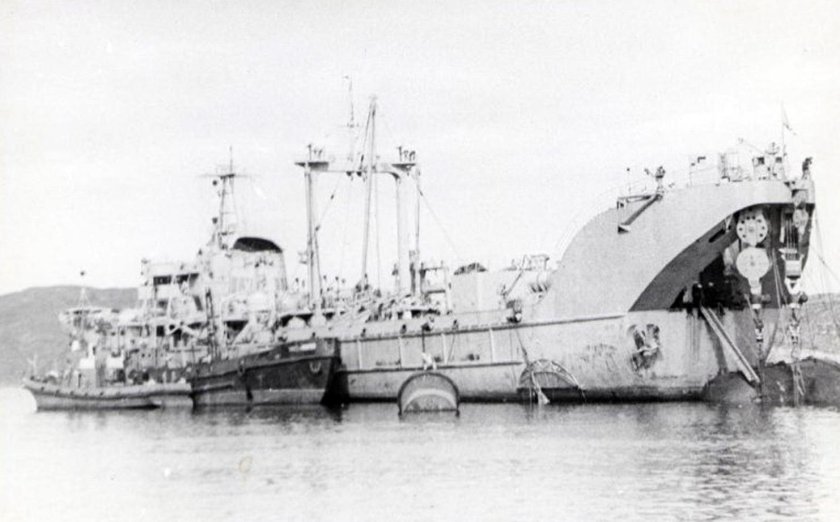 Судно для подъема затонувших подводных лодок