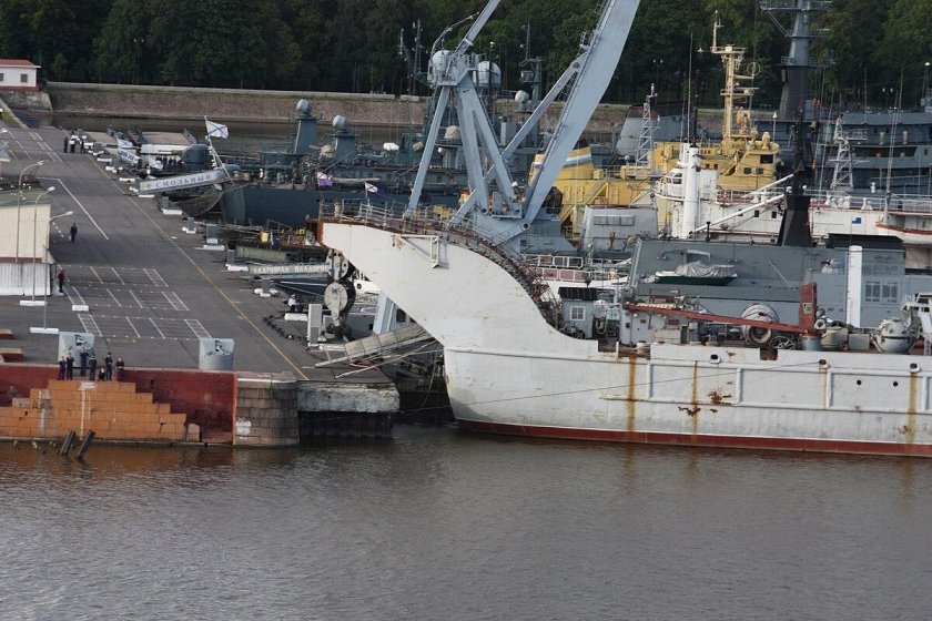 Теплоход Буран Томск