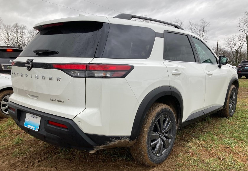 Nissan Pathfinder 2022 белый