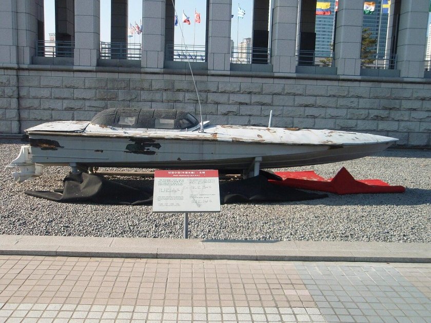 Полупогруженный катер