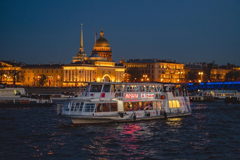 Речные прогулки по Неве в Санкт-Петербурге