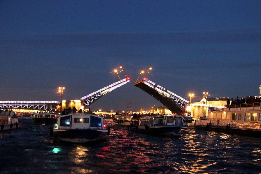Теплоход по Неве в Санкт-Петербурге