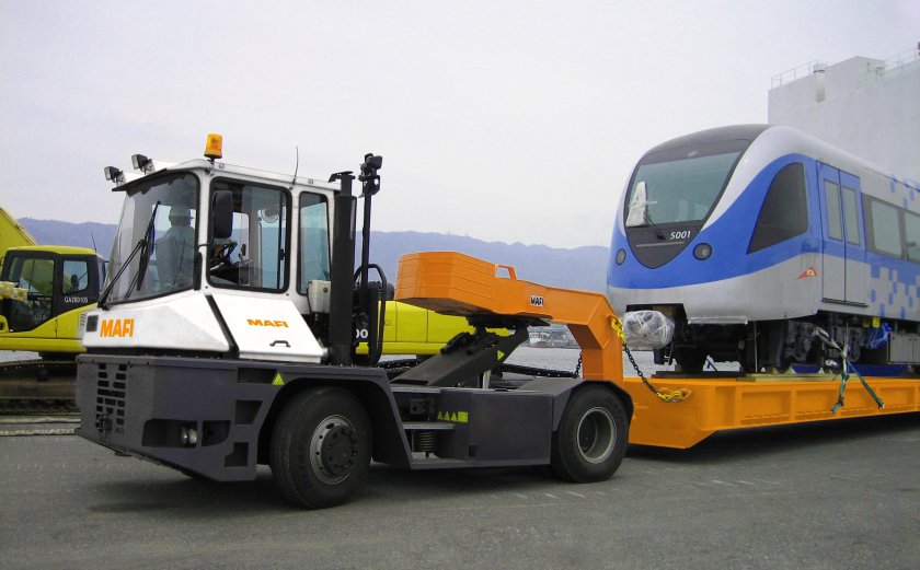 Портовый тягач с гузнеком