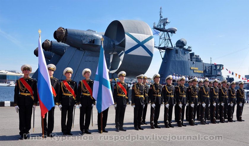 Андреевский флаг на фоне кораблей