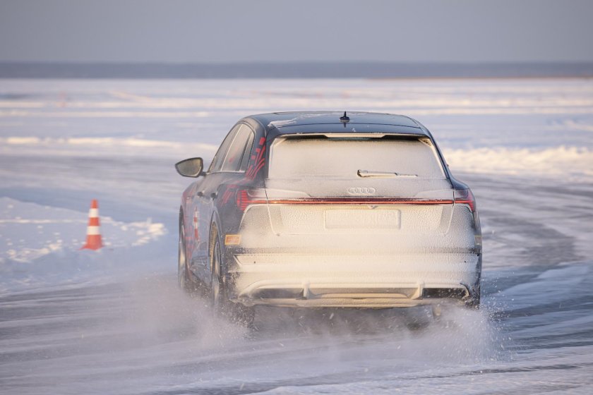 Машина во льду