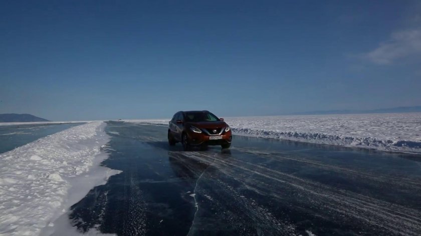 Машина на льду Байкала