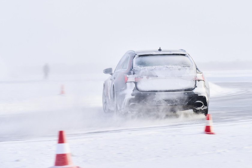 Машина буксует на льду