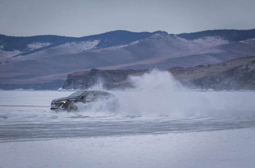 Машина под снегом