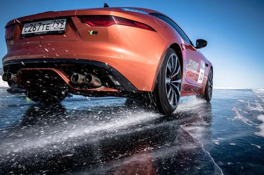 Машина во льду