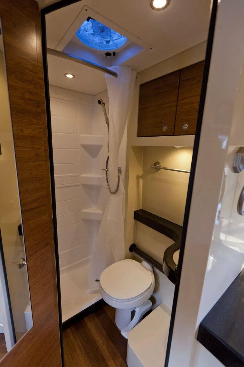 Кемпер с душем и туалетом