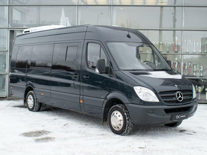 Черный микроавтобус