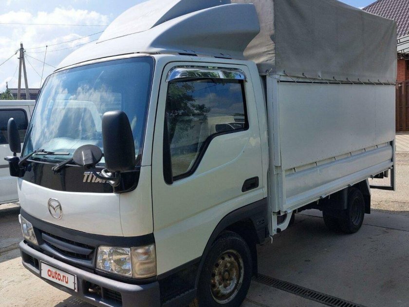 Мазда Титан бортовой грузовик розовый