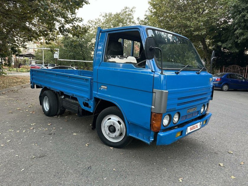 Мазда Титан бортовой грузовик розовый