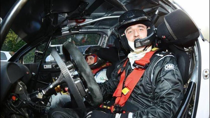 Автогонщик за рулем