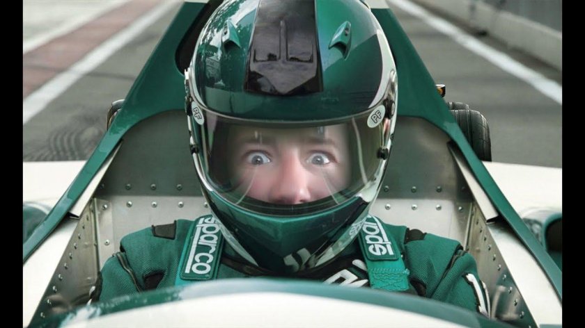 Гонщик в шлеме