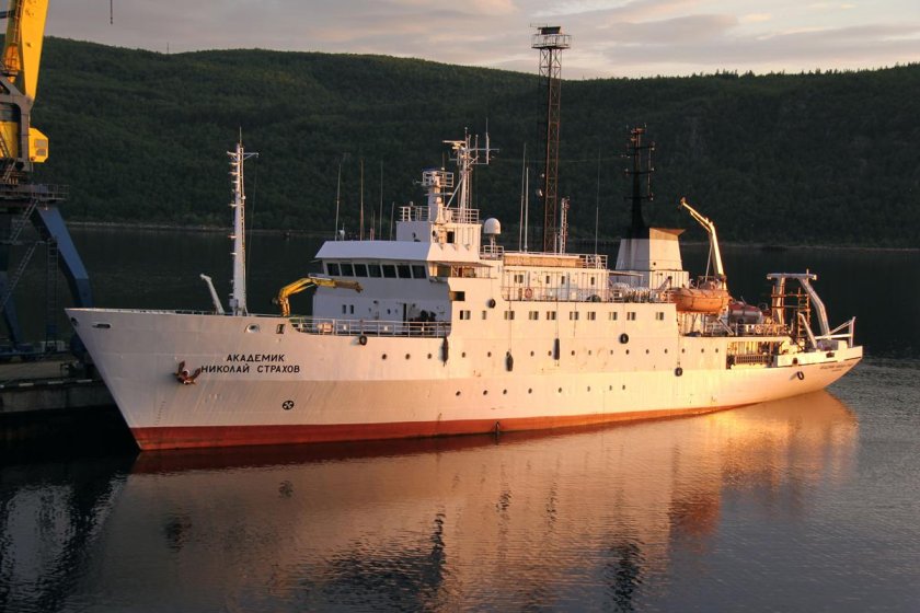Научно-исследовательское судно "академик Николай страхов"