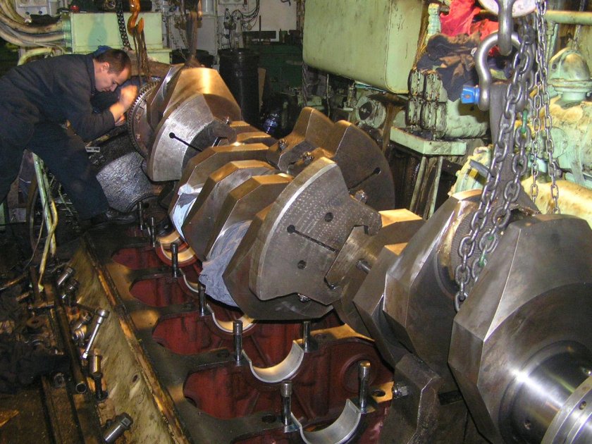 Корабельный двигатель