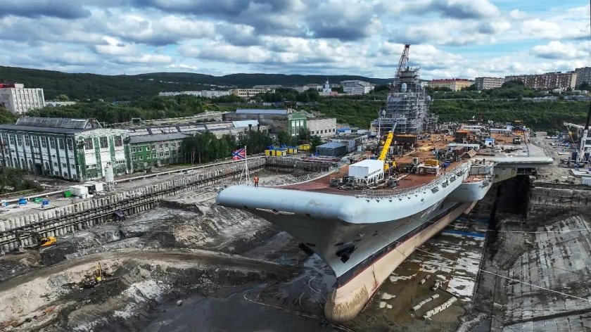 Адмирал Кузнецов в доке 35 СРЗ