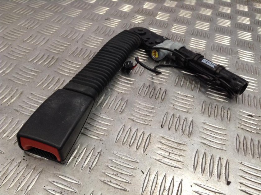 Снятие водительского ремня безопасности с пиропатроном BMW 5 e60