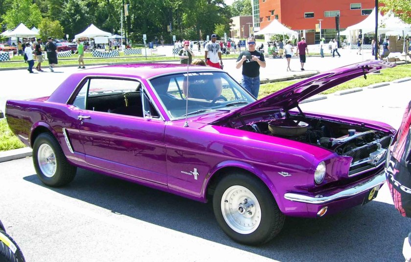 Ford Mustang пурпурный