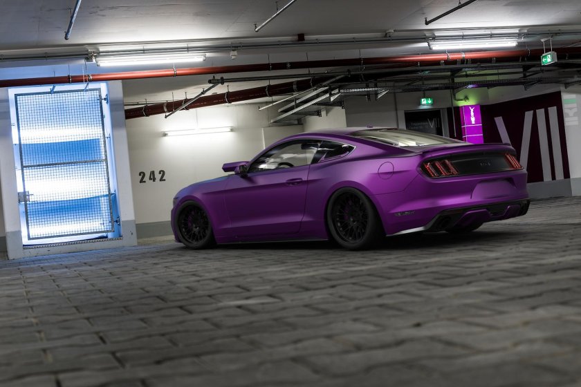 Ford Mustang фиолетовый
