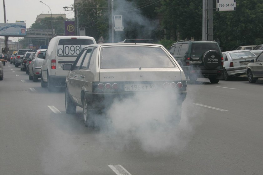 Выхлоп машины