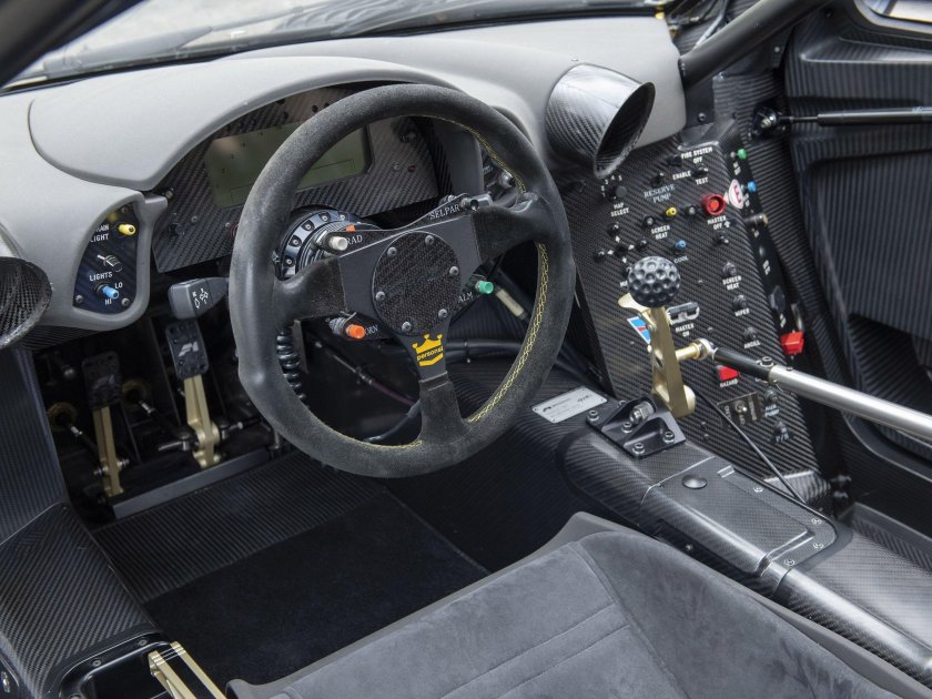 MCLAREN f1 GTR салон