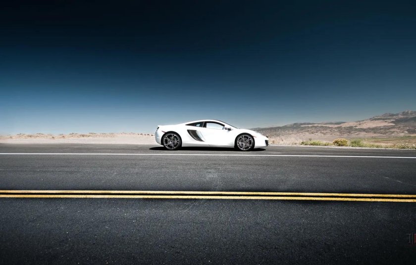 Машина на дороге