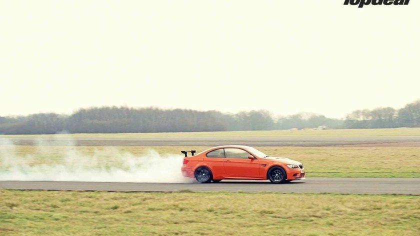 Автомобиль едет