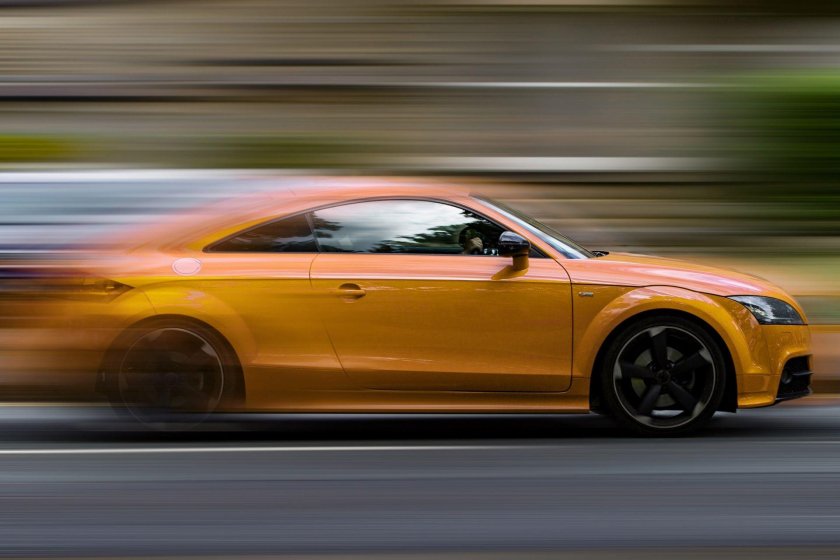 Автомобиль едет