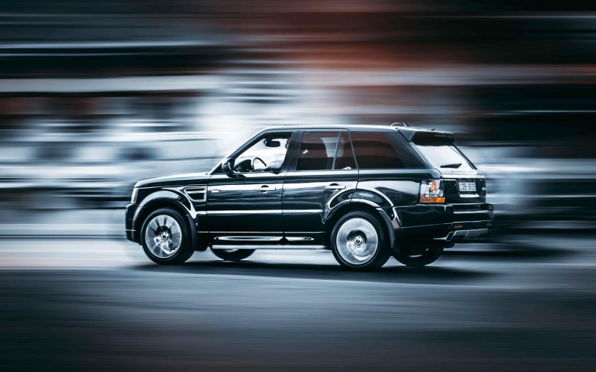 Внедорожник на скорости