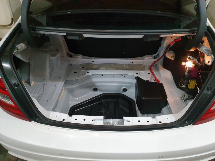Сабвуфер в багажник Мерседес w205