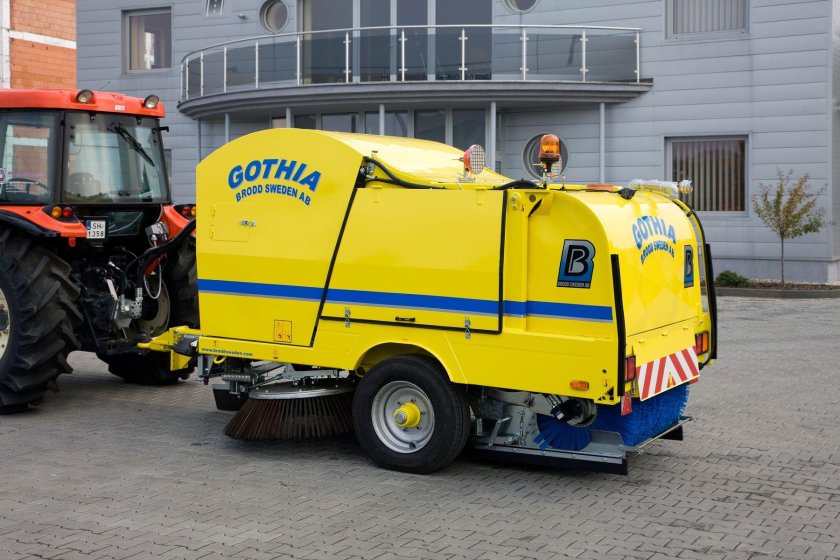 Подметально-уборочный прицеп Бродвей