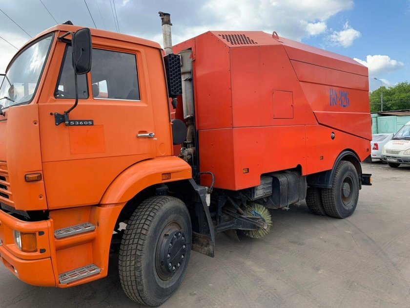 Ко-326-02 на шасси КАМАЗ 53605 подметально-уборочная вакуумная