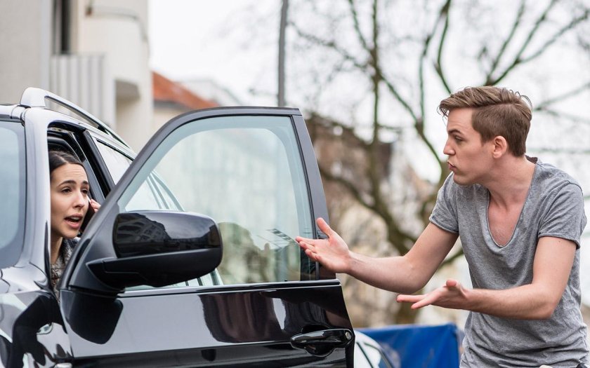 Велосипедист и открытая дверь автомобиля