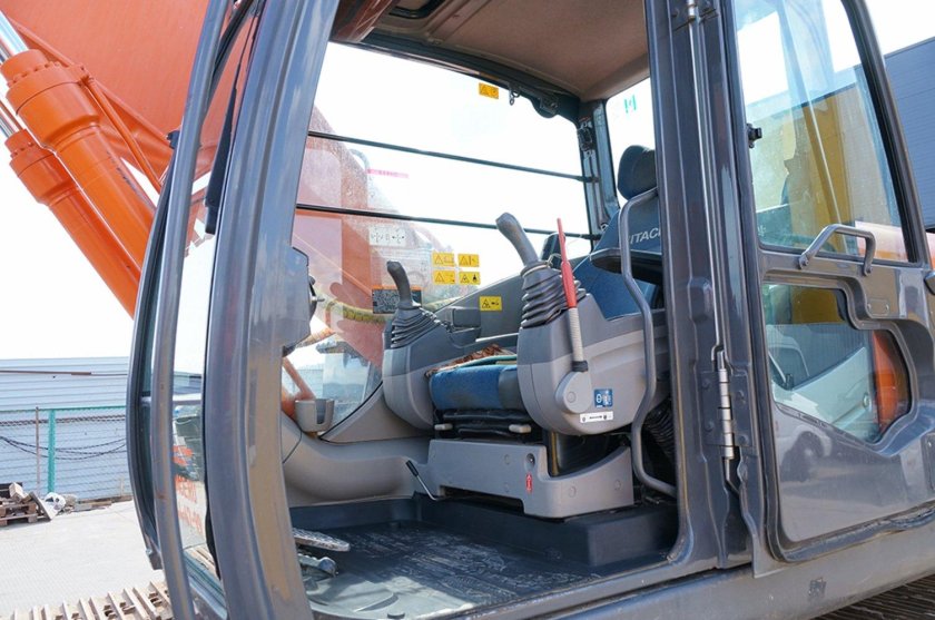 Кабина экскаватора Хитачи 200