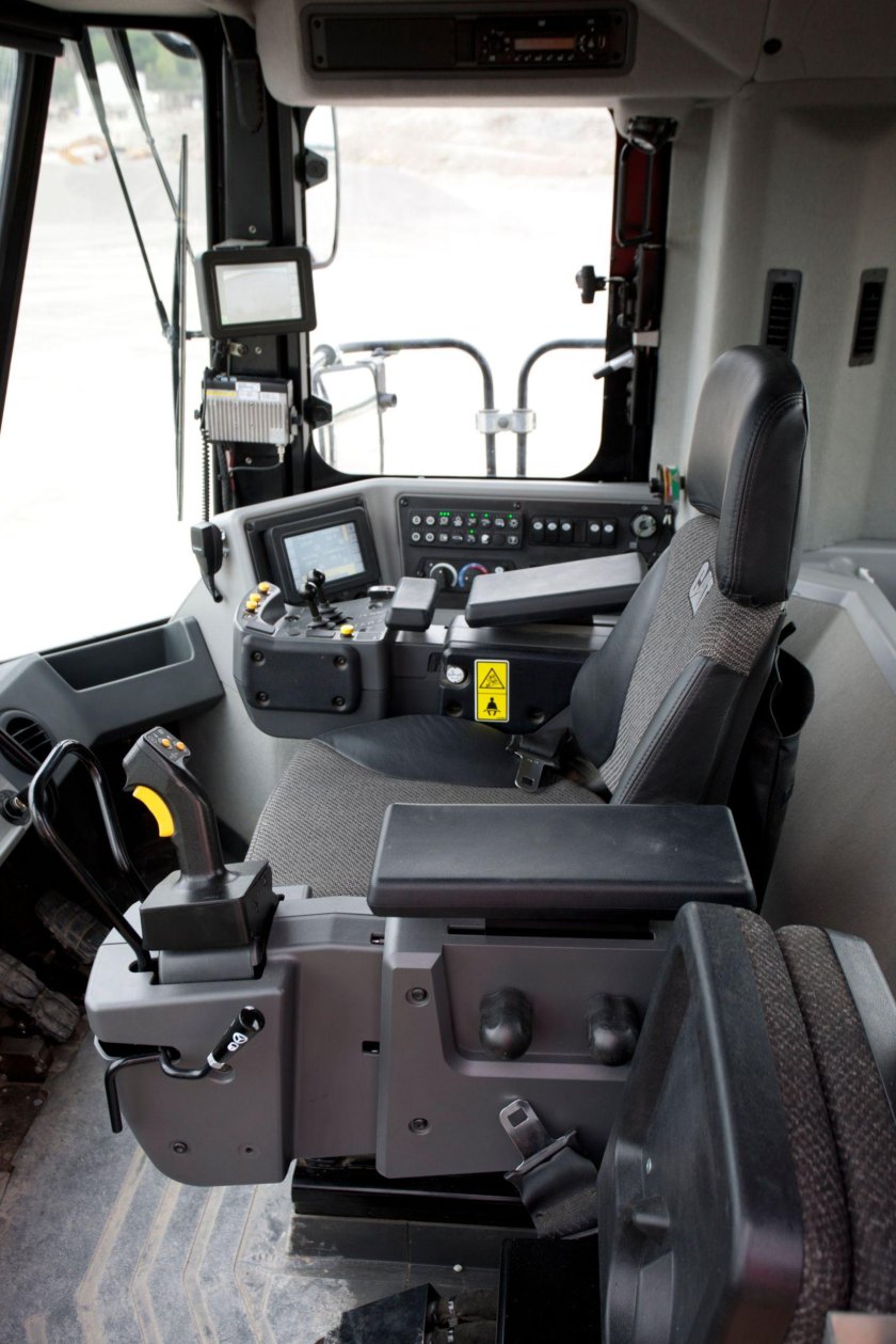 Фронтальный погрузчик Катерпиллер в кабине