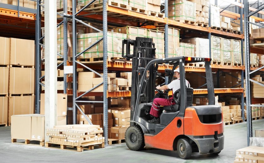 Погрузчик на складе