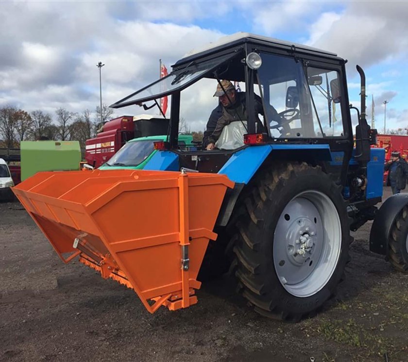 Пескоразбрасыватель на МТЗ 82.1 навесной