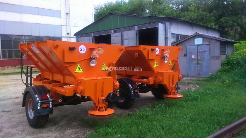 Пескоразбрасыватель полуприцепной тракторный ПРР-3,6