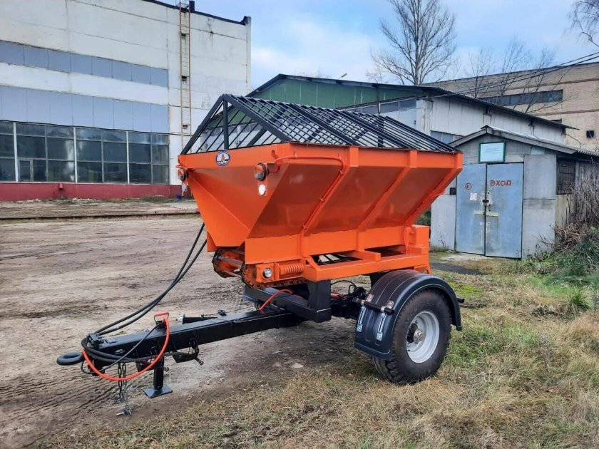 Прицепной пескоразбрасыватель ПРР-2.0
