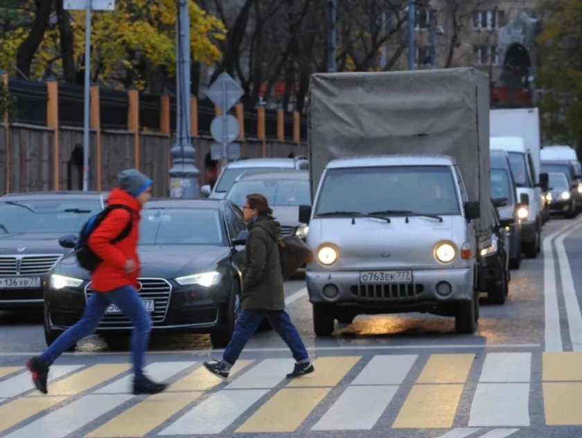 Пешеходы и машины