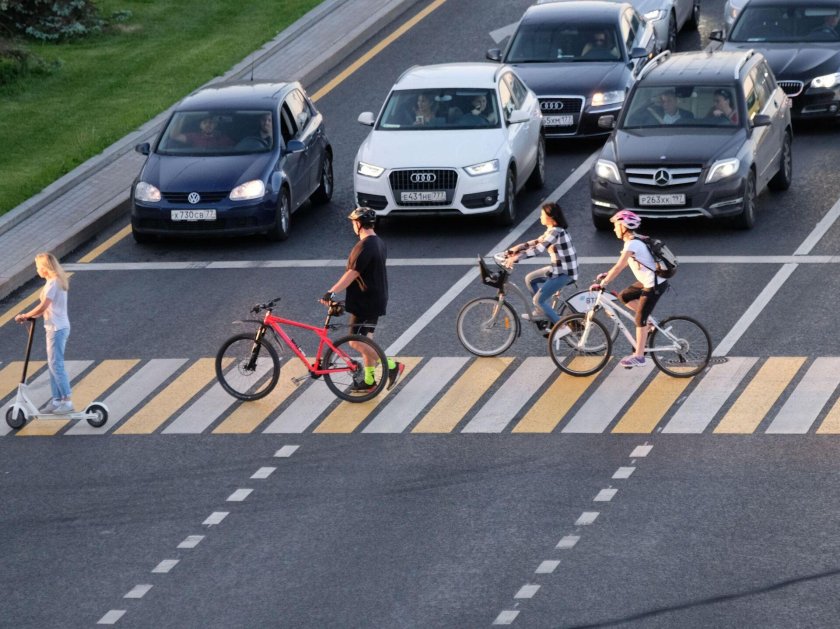 Человек с самокатом на дороге