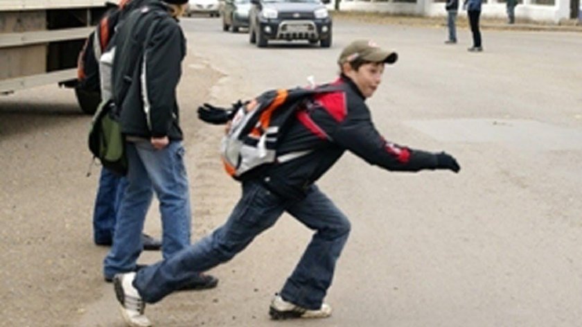 Перебегает дорогу в неположенном месте