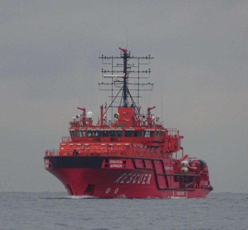 Судно красного цвета