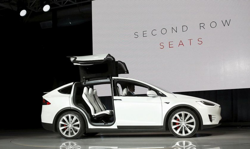Tesla model x open Door