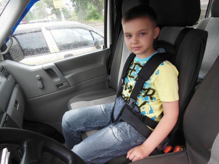 Ребенок на переднем сиденье автомобиля