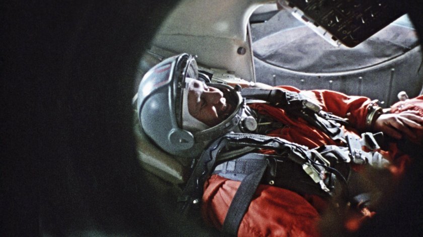 Гагарин в кабине Восток 1