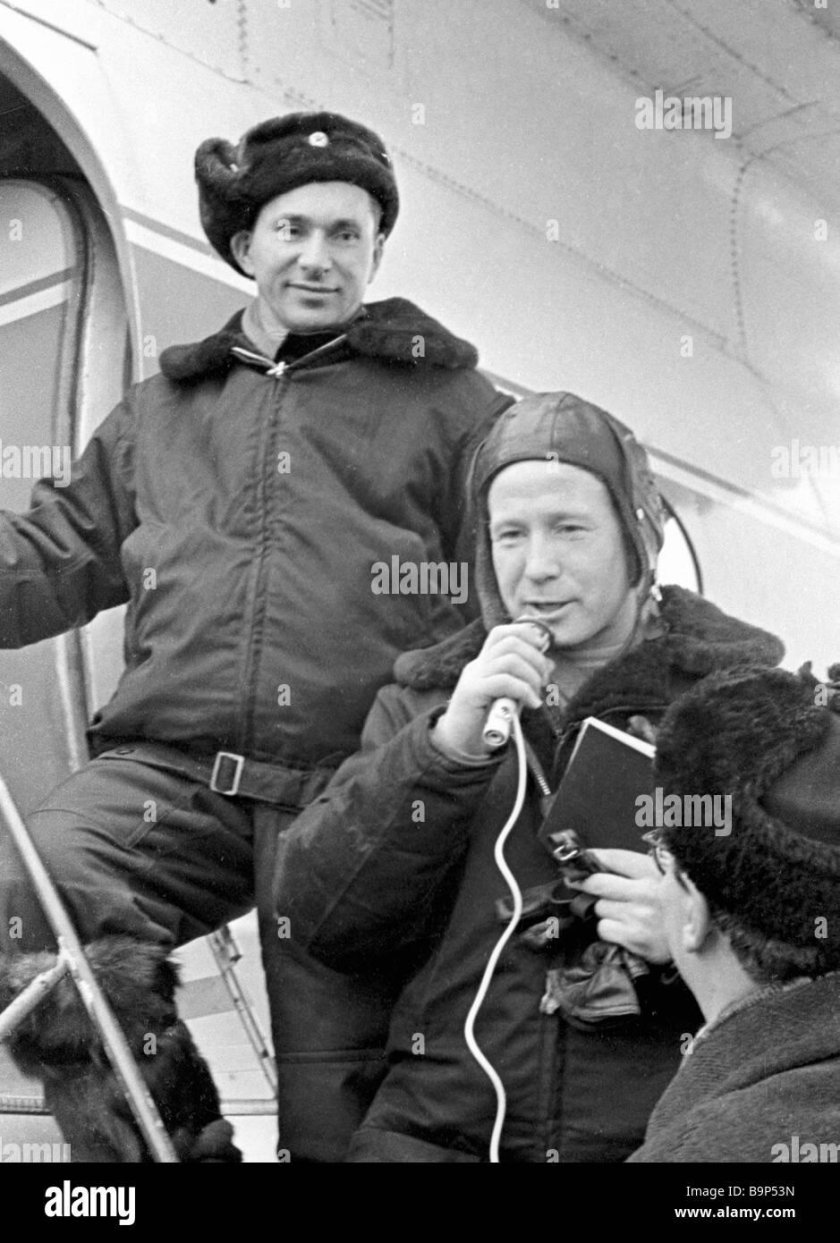 Леонов космонавт и Павел Беляев Восход 2