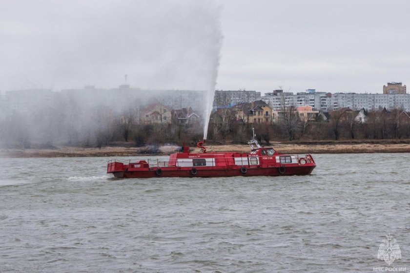 Пожарный катер МЧС